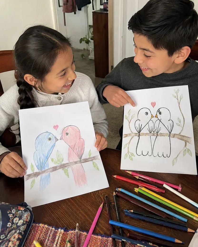 Dois irmãos mostrando os passarinhos que desenharam
